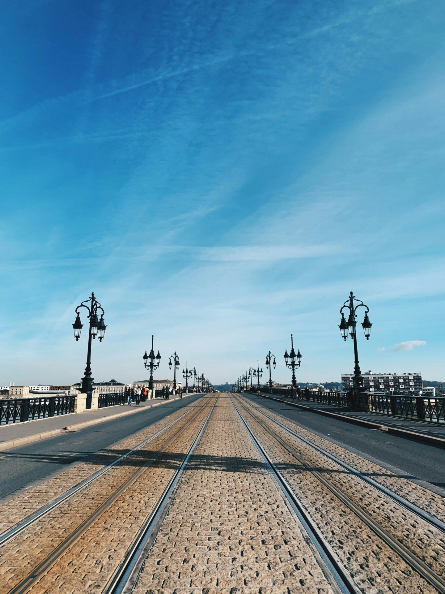 Pont de pierre vue des rails du tram