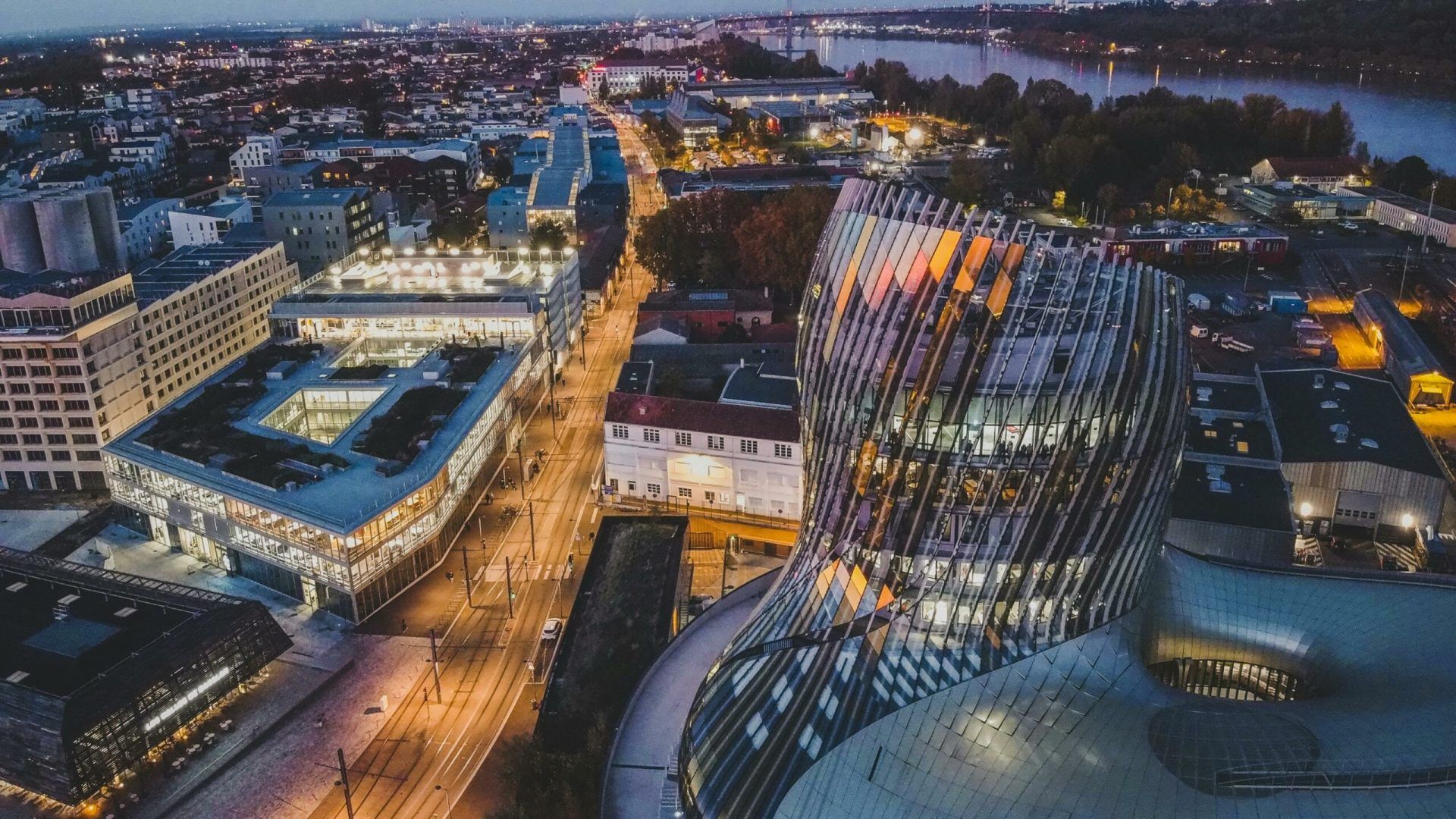 Cité du vin en soirée, vu du ciel